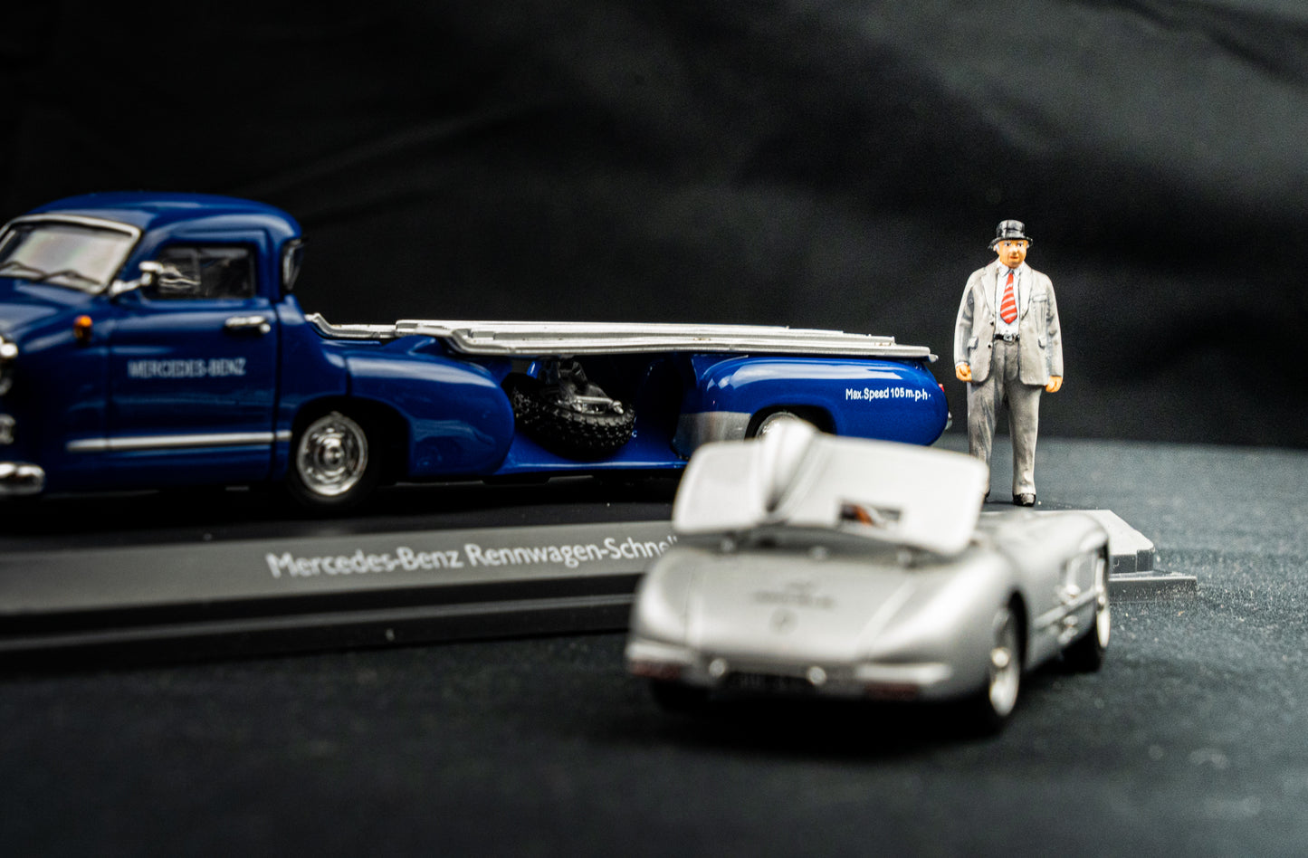 Mercedes Benz Transporter mit Mercedes Benz 300 SLR und Figur Alfred Neubauer -  Schuco 1:43