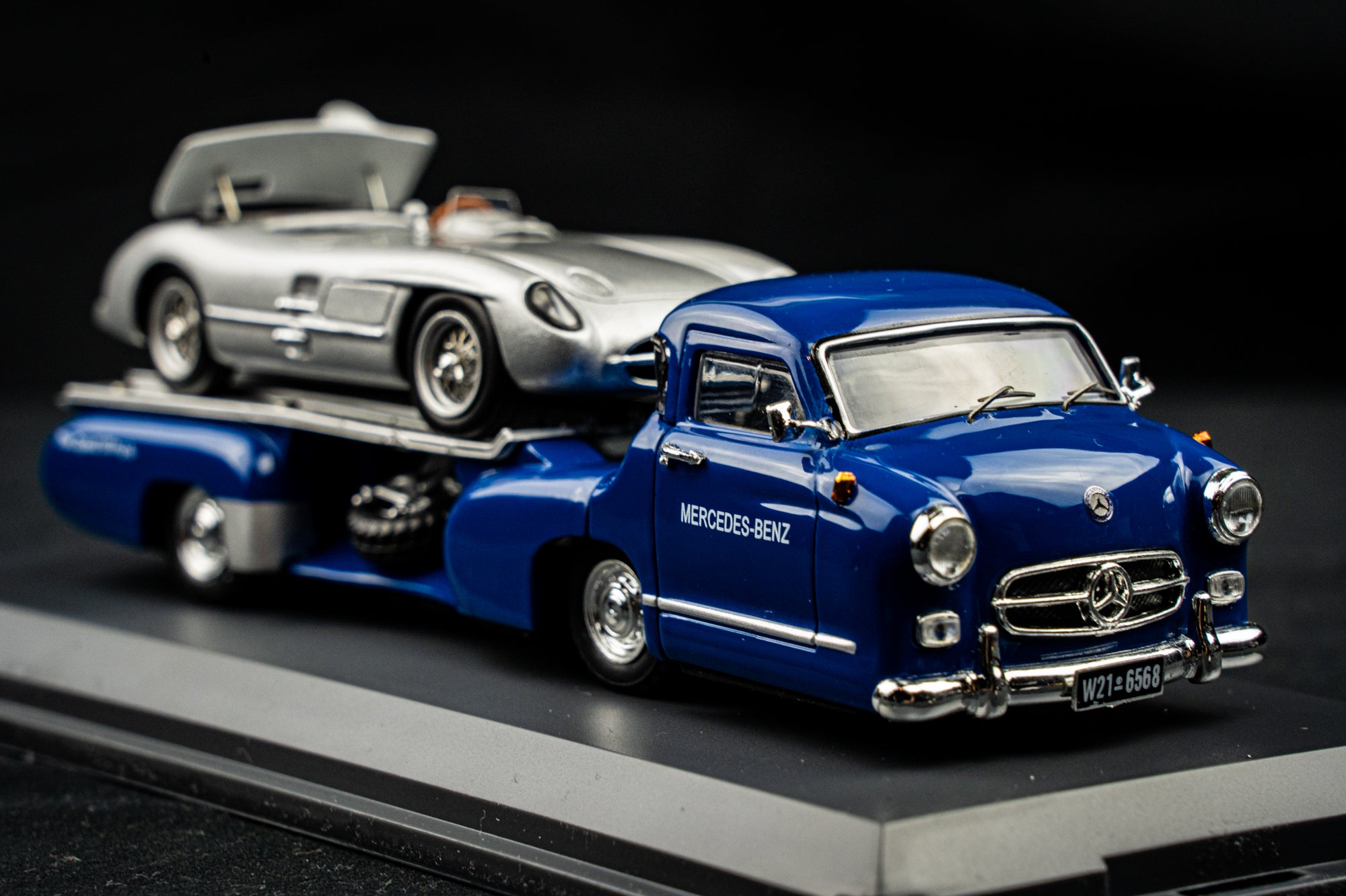 Mercedes Benz Transporter mit Mercedes Benz 300 SLR und Figur