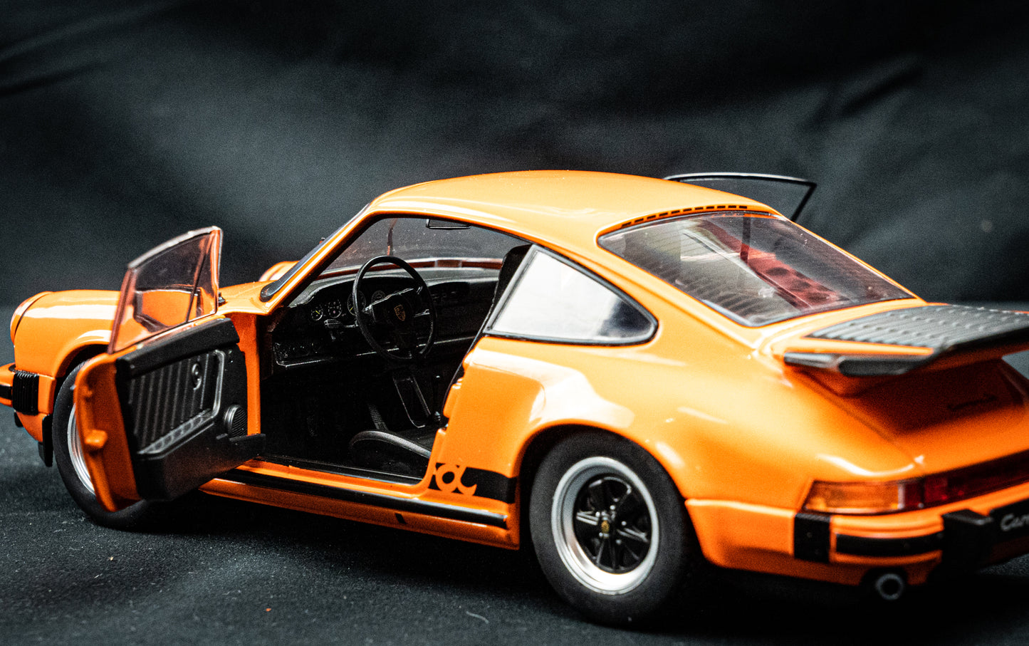 Porsche 911 Carrera 3.2 orange Baujahr 1984 - Solido 1:18