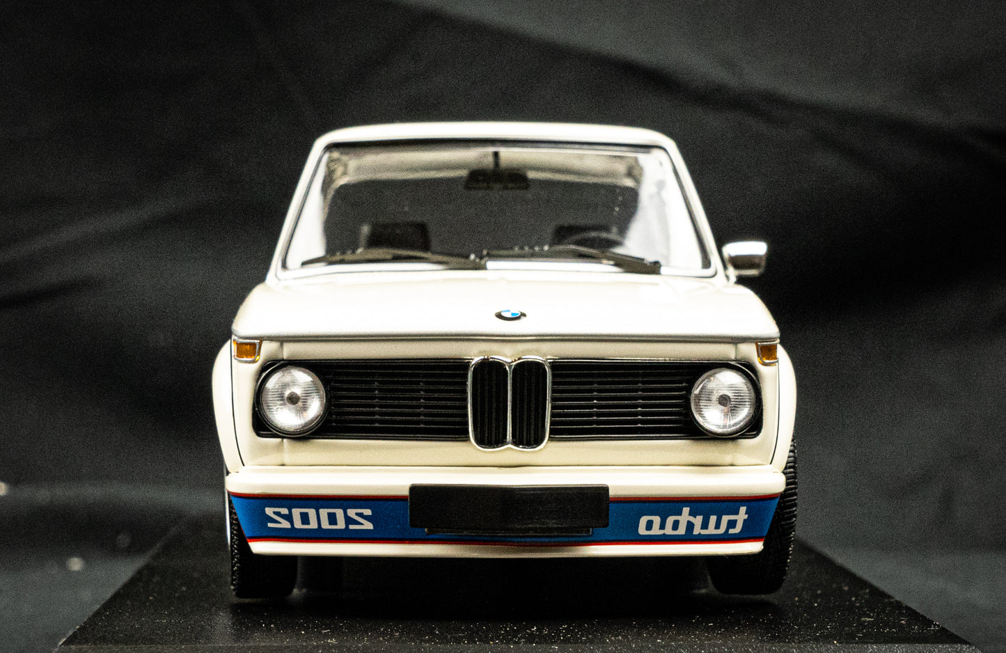 BMW 2002 Turbo (E20) weiß Baujahr 1972 - Minichamps 1:18