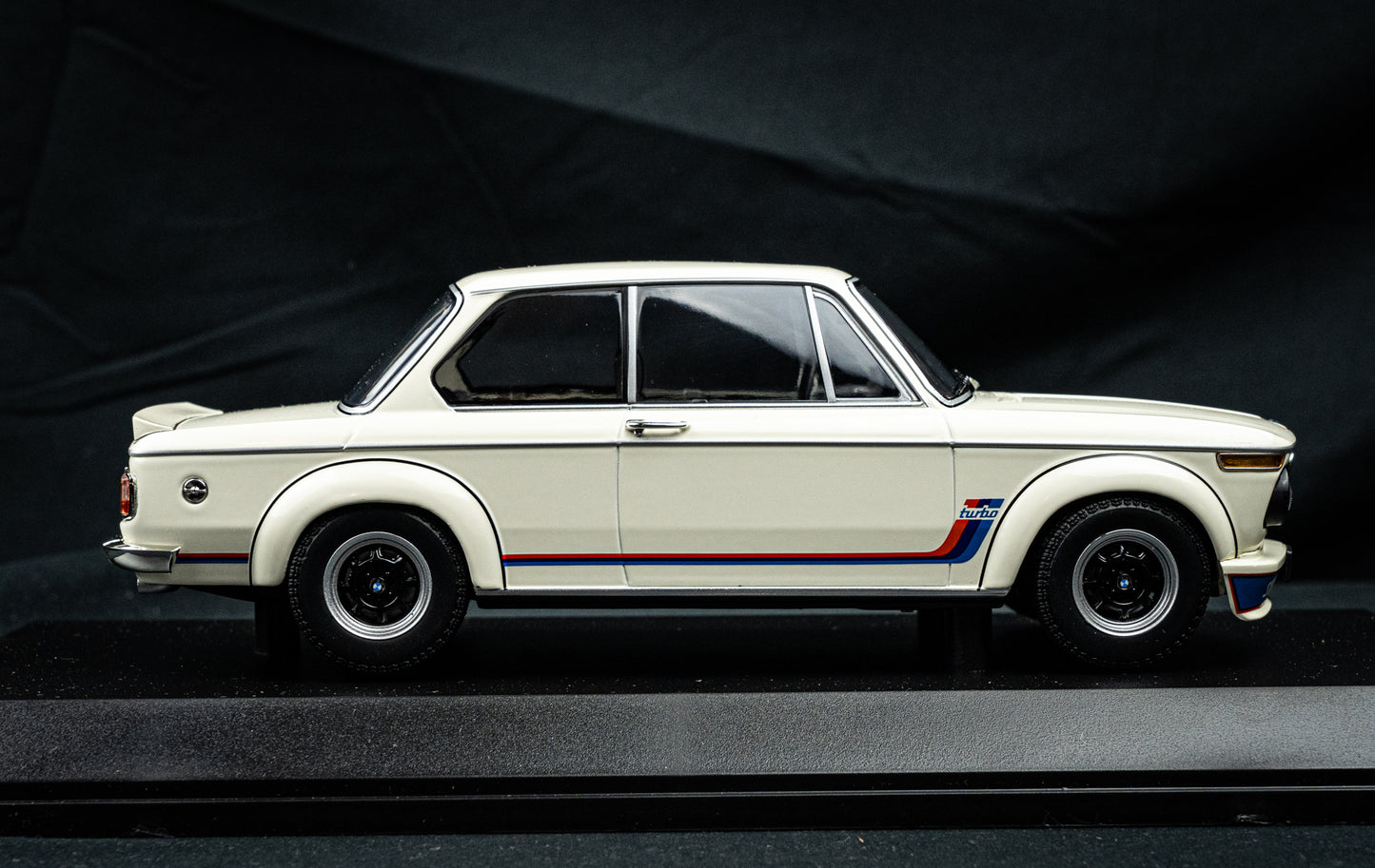 BMW 2002 Turbo (E20) weiß Baujahr 1972 - Minichamps 1:18