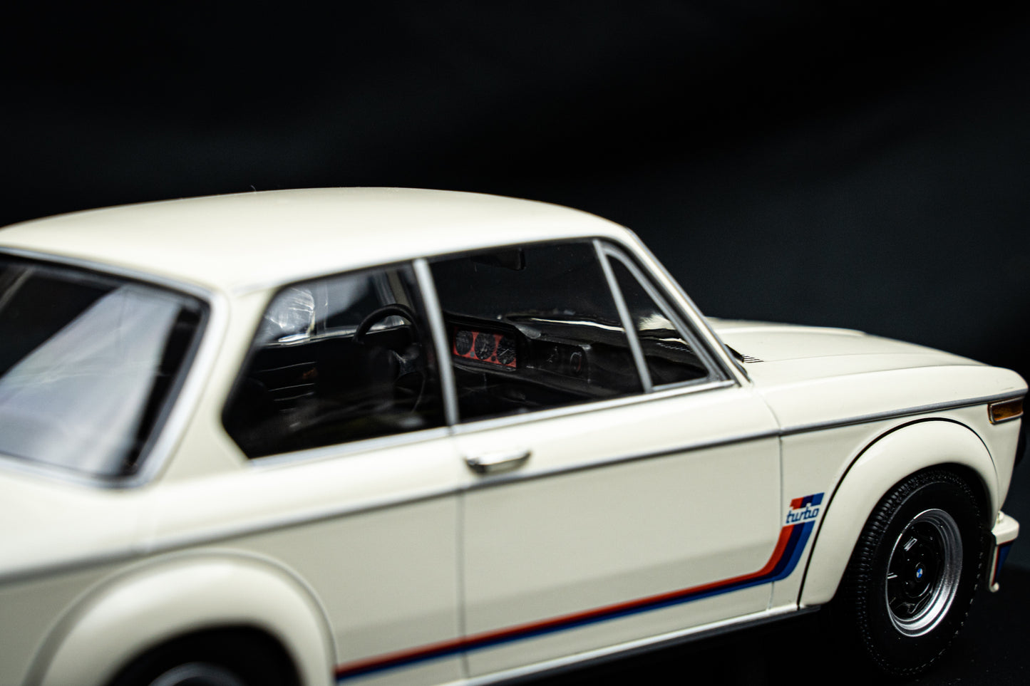 BMW 2002 Turbo (E20) weiß Baujahr 1972 - Minichamps 1:18