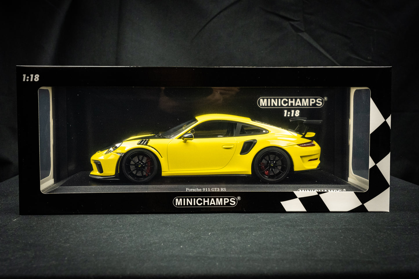 Porsche 911 GT3RS 991.2 in gelb / schwarz - Minichamps 1:18 limited edition 402 Stk.