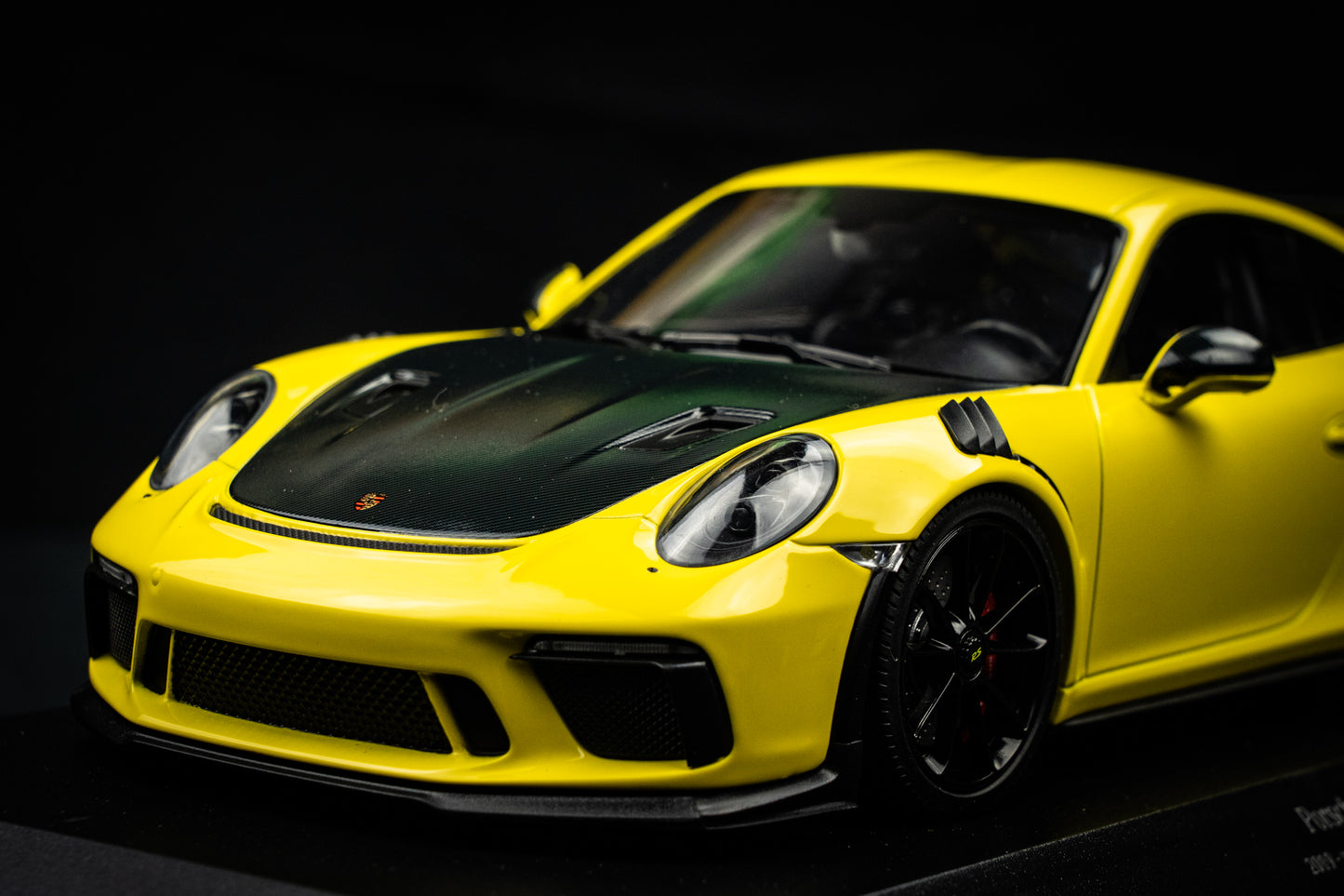 Porsche 911 GT3RS 991.2 in gelb / schwarz - Minichamps 1:18 limited edition 402 Stk.