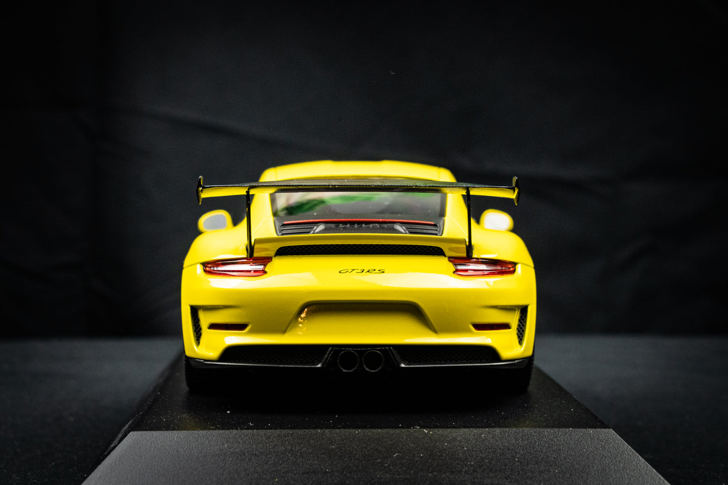 Porsche 911 GT3RS 991.2 in gelb / schwarz - Minichamps 1:18 limited edition 402 Stk.