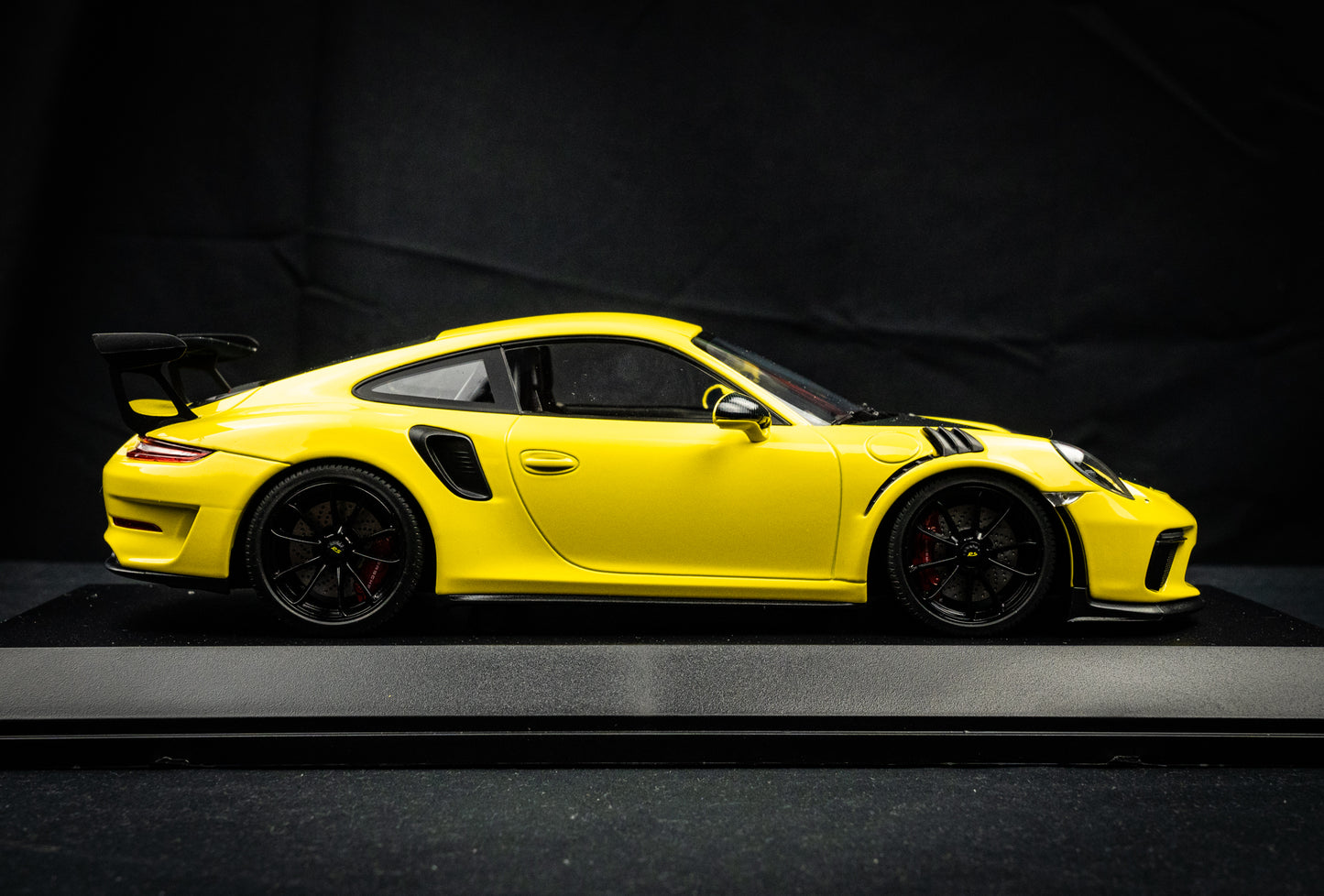 Porsche 911 GT3RS 991.2 in gelb / schwarz - Minichamps 1:18 limited edition 402 Stk.