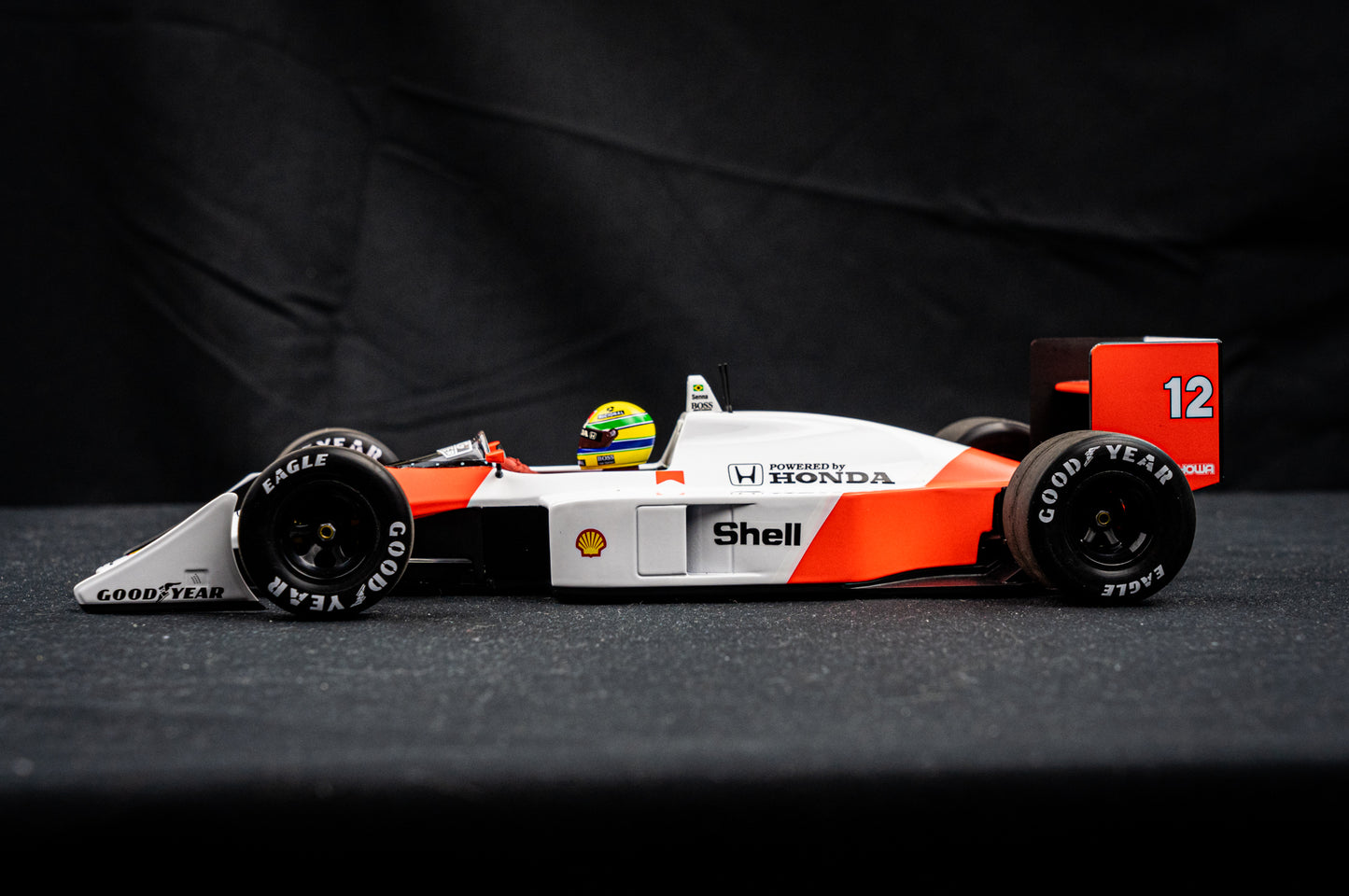 Ayrton Senna McLaren MP4/4 #12  Formel 1 Weltmeister 1988 - Minichamps 1:18