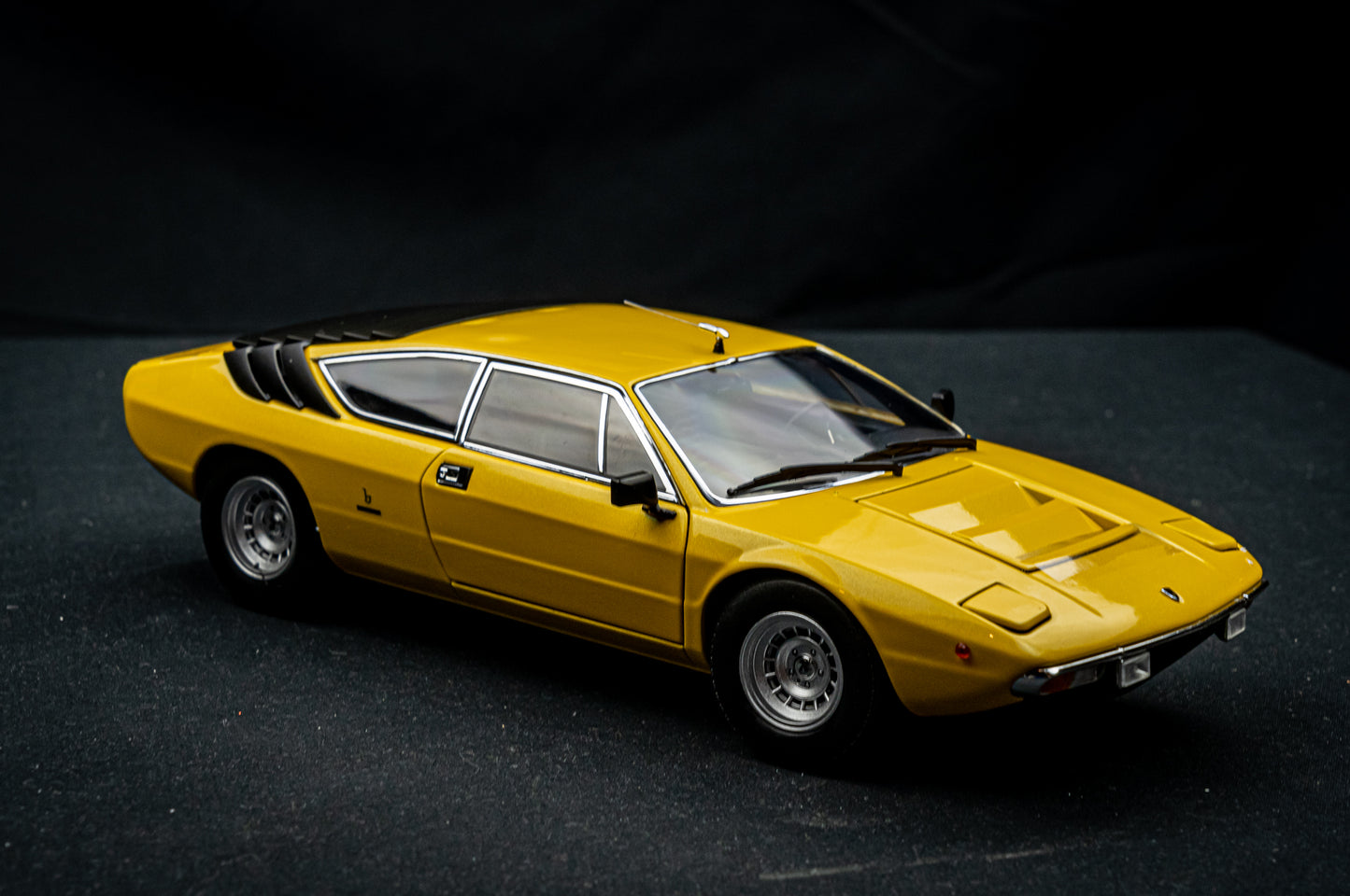 Lamborghini Urraco P250 Baujahr 1973 gelb Kyosho 1:18