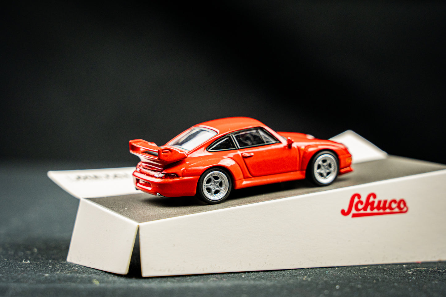 Porsche 911 (993) GT2 - BJ 1995 - 1997 in rot / Schuco Maßstab 1:64