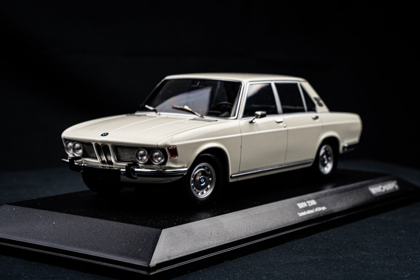 BMW 2500 (E3) weiß - Minichamps 1:18 lim. Edition 1 / 504 Stk.