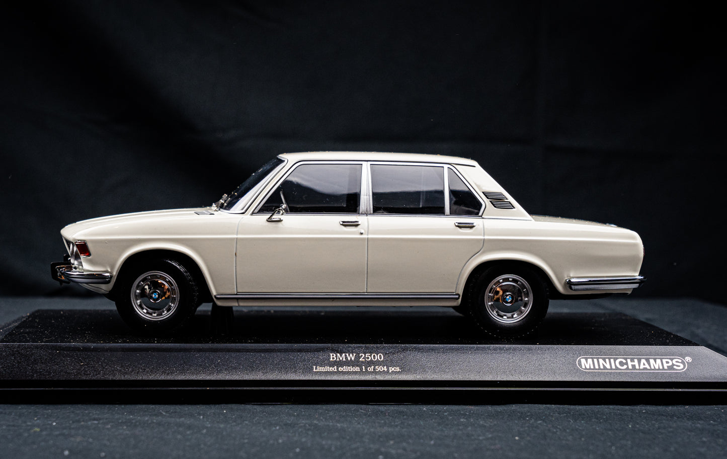 BMW 2500 (E3) weiß - Minichamps 1:18 lim. Edition 1 / 504 Stk.