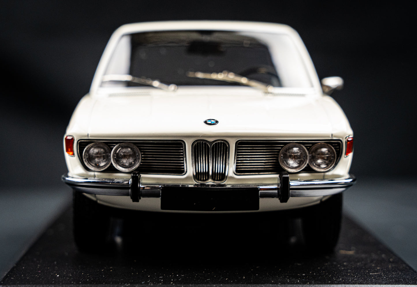 BMW 2500 (E3) weiß - Minichamps 1:18 lim. Edition 1 / 504 Stk.