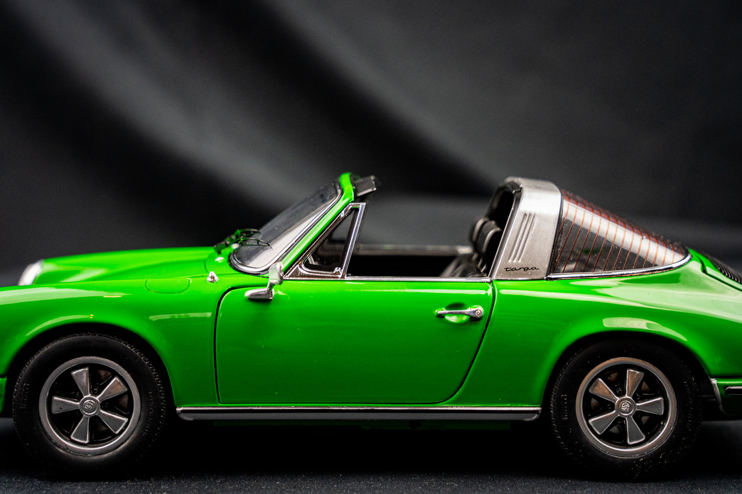 Porsche 911 S Targa viper green - Schuco 1:18